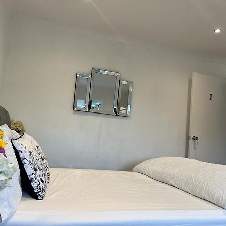 Blessings Of Peace Home Away From Home Cardiff Esterno foto