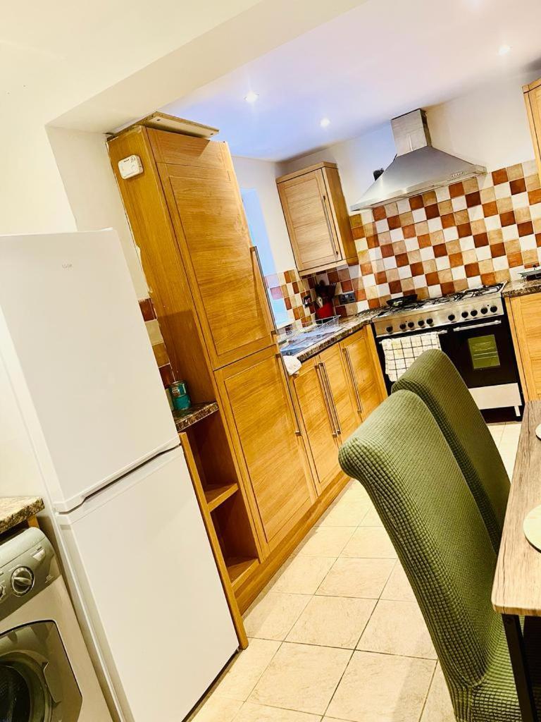 Blessings Of Peace Home Away From Home Cardiff Esterno foto