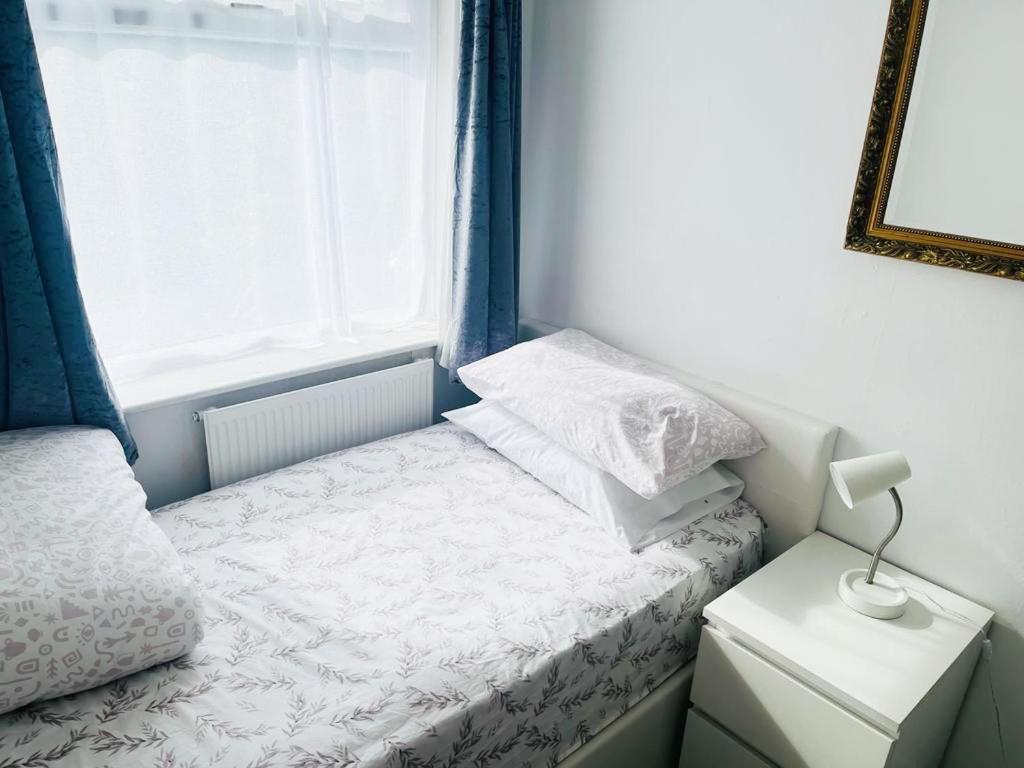 Blessings Of Peace Home Away From Home Cardiff Esterno foto